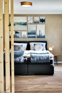 圣温德尔Ferienhaus CLARNI的一间卧室配有一张带蓝色和白色枕头的床