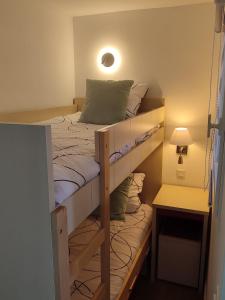 格里莫Chez Adriana Studio Proche Mer avec Piscine的一间卧室设有两张双层床和一张桌子