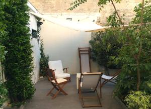 波尔多B&B La Halte Montaigne的庭院配有椅子、桌子和椅子