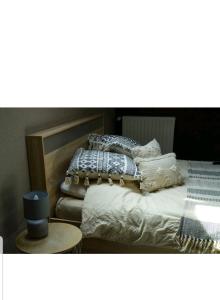 朗热Agréable chambre privée avec entrée indépendante的一张床上的枕头