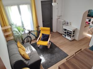 阿尔勒Chambres tranquilles proche centre ville的带沙发和黄色椅子的客厅