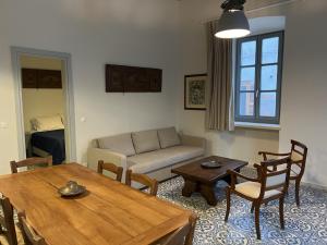 伊兹拉Mercato Vecchio House的客厅配有沙发和桌椅