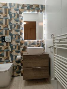 卡利亚里VSuites的一间带水槽和镜子的浴室
