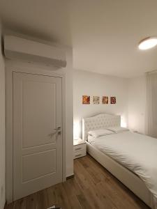 卡利亚里VSuites的卧室配有白色的床和门