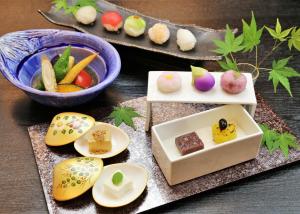 京都京都嵯峨太阳成员酒店的一张桌子,上面有不同种类的食物