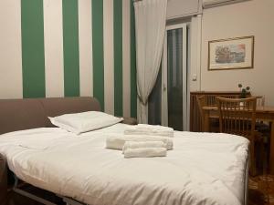 塞斯托-圣乔凡尼Apartment Station Sesto - Affitti Brevi Italia的一间卧室配有带毛巾的床