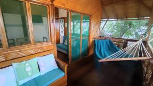 克鲁奇塔Wasimita的房屋内带两张吊床的房间