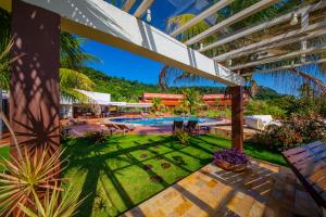 布罗塔斯Hotel Boutique Frangipani的享有度假村游泳池的顶部景致