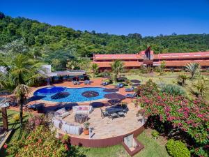 布罗塔斯Hotel Boutique Frangipani的享有带游泳池的度假村的空中景致