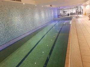 悉尼Chatswood Hotel Apartment的一座绿色和蓝色的大型游泳池