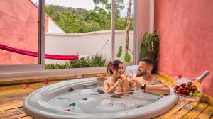 布罗塔斯Hotel Boutique Frangipani的浴缸里男女坐在一起