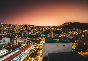 拉巴斯The Rooftop Bolivia的夜晚带灯光的城市景观