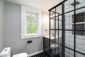 西拉法叶SAND HILL COTTAGE 3 Bedroom Home near PURDUE! River & Park View的一间带水槽和卫生间的浴室以及窗户。