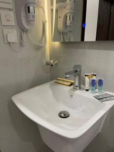 延布روشن الماسي للشقق المخدومة的浴室设有白色水槽和镜子