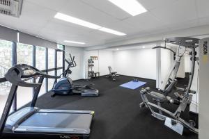 Ramada Diplomat Canberra的健身中心和/或健身设施