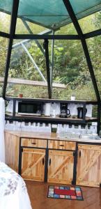 埃雷迪亚Cristal House Mountain View的帐篷内的厨房,带台面