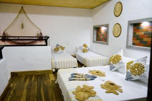 亨达Honda Colonial Magdalena Resort的一间设有两张床和两张沙发的房间