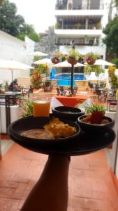 亨达Honda Colonial Magdalena Resort的阳台上的餐桌上放着一盘食物