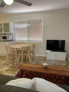 Patonga BeachPatonga Street Retreat的客厅配有桌子和电视