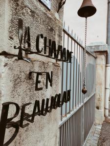 昂斯Chamade en Beaujolais的建筑的一边,上面有犯罪的标志