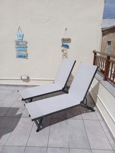罗德镇Lolos' house的两把椅子坐在阳台顶