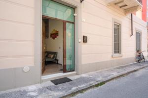 斯培西亚Casa Vacanze Francesca的大楼的玻璃门,里面设有长凳