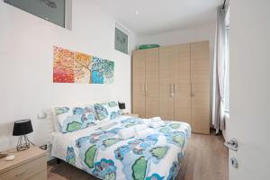 斯培西亚Casa Vacanze Francesca的一间卧室配有一张带蓝色和白色棉被的床