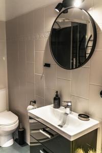 穆扎希赫尔Apartament Sichlański的浴室设有白色水槽和镜子