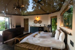 Sasi Africa Luxury Tented Bush Lodge客房内的一张或多张床位