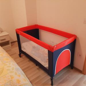 卡什泰拉Apartment LuMaGo的客房内的一张红色和蓝色的小双层床