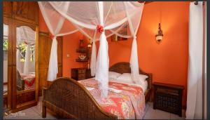 马埃岛Effie Mountain View Gecko Villa的卧室配有白色窗帘的床