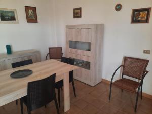托里德欧索Casa di Max的一间带木桌和椅子的用餐室