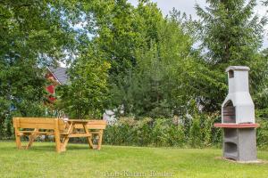 布雷格Haus Meeresbrise - Ferienwohnung "Meeresrauschen"的坐在草地上的木凳,旁边是消防栓