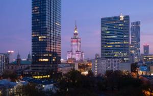 华沙Radisson Collection Hotel, Warsaw的城市天际线,夜晚有高楼