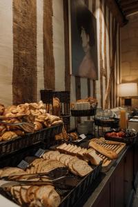 多维尔Les Manoirs des Portes de Deauville - Small Luxury Hotel Of The World的自助餐,包括许多不同类型的面包和糕点