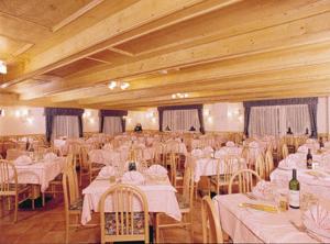 帕苏德尔托纳莱蓝天酒店的一间设有白色桌椅的用餐室