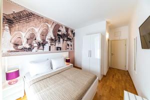 斯普利特Riva City Rooms的一间卧室配有一张砖墙床
