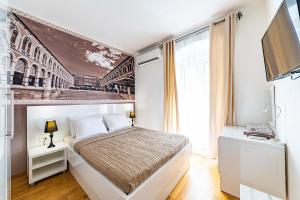斯普利特Riva City Rooms的一间卧室配有一张壁画床
