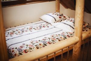 布伦纳UROCZY DOMEK的一张木制双层床,配有两个枕头