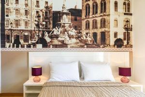 斯普利特Riva City Rooms的一间卧室,配有喷泉和建筑的海报