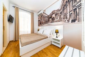 斯普利特Riva City Rooms的卧室配有一张壁挂式床