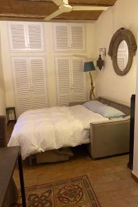 马利亚诺因托斯卡纳Tuscany Heba的一间卧室配有一张带白色床单和窗户的床。