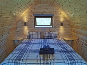 拉腊Glendalough Glamping - Adults Only的小木屋内一间卧室,配有一张床