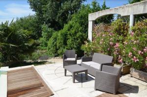 圣马丁阿尔代什B&B La Vieille Source的庭院配有桌椅和长凳