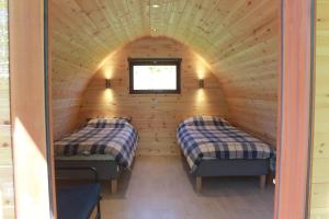 拉腊Glendalough Glamping - Adults Only的小木屋内带两张床的小房间