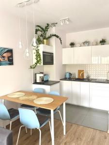 波兰尼卡-兹德鲁伊Apartamenty Polanica Zdrój的厨房以及带桌椅的用餐室。