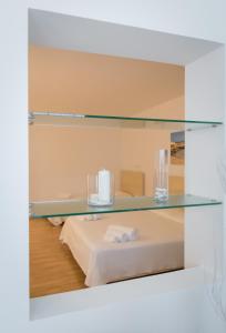 奥特朗托阿尔巴尼亚的一间设有一张玻璃架床的房间