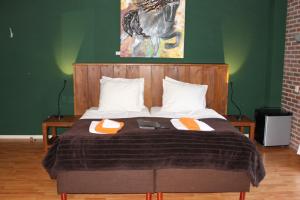 温特斯韦克Boutique Hotel Nieuw Beusink的一张带木制床头板和两个枕头的床