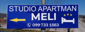 奥古林Studio apartment Meli的蓝色标志,表示水牛公寓合在一起