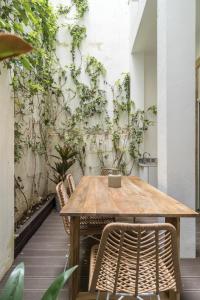里斯本Casa Boma Lisboa - Design Apartment with Private Vegetal Terrace - Lapa VII的植物墙前的桌椅